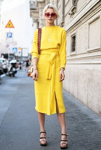 Outfit monocromático en amarillo