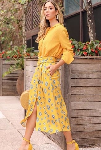 Outfit mostaza con estampado