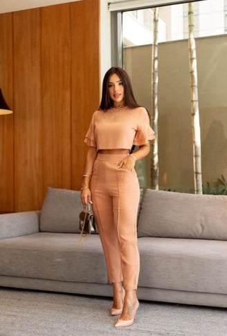 Outfit monocromático en coral