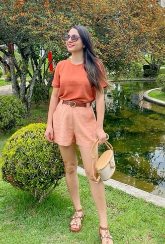 Outfit en color coral