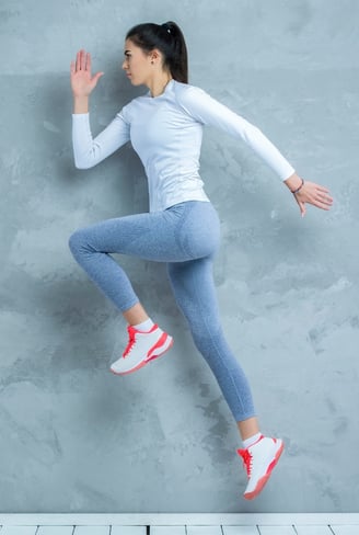 Rongzhiyue: Woman exercising in activewear