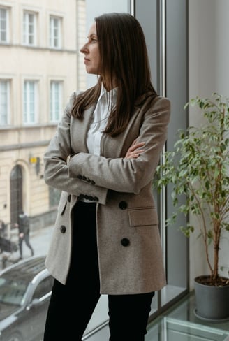 Rongzhiyue: Woman in blazer looking out window