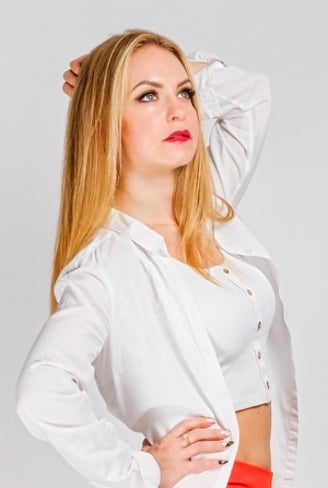 Rongzhiyue: Woman in white top, red pants