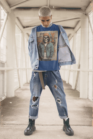 Modelo masculino com camiseta estampada, jaqueta bomber