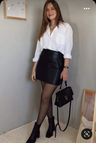 Falda de cuero con blusa de manga larga y botines
