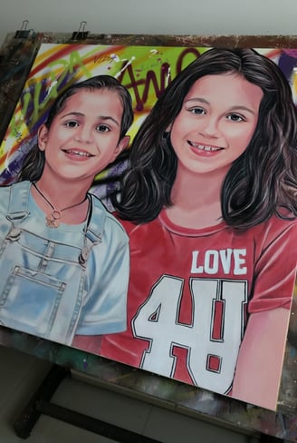 Quadro pintado de rostos de irmãs em um estilo emocional e colorido.