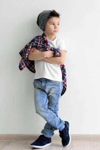Rongzhiyue: Boy in plaid shirt and beanie