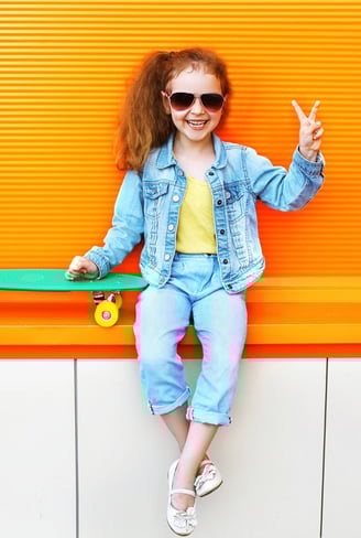 Rongzhiyue: Girl with skateboard smiling
