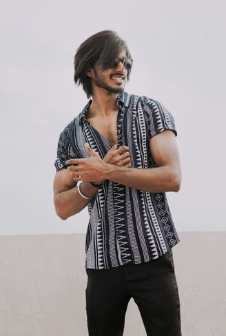 Rongzhiyue: Man in stylish patterned shirt