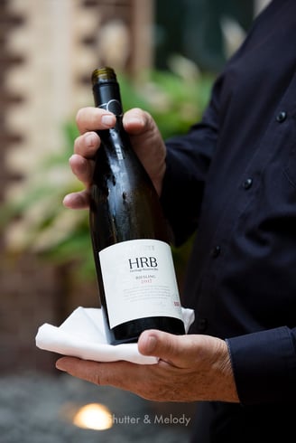 HRB Riesling, präsentiert von einem Kellner.