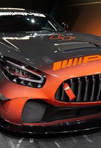 Mercedes esportiva nas cores grafite e laranja