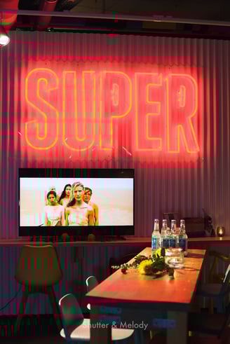 Ein Fernsehbildschirm mit australischen Filmen unter einer Super-Leuchtschrift.