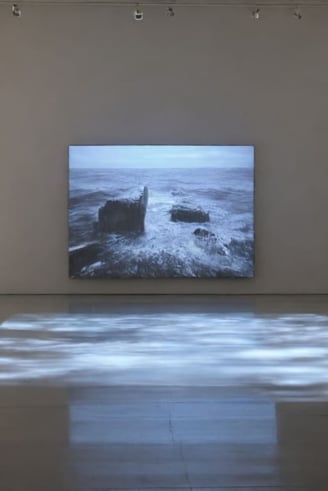 Performance de Vídeo Arte: Artista Interagindo com Projeções de Imagens em Tempo Real
