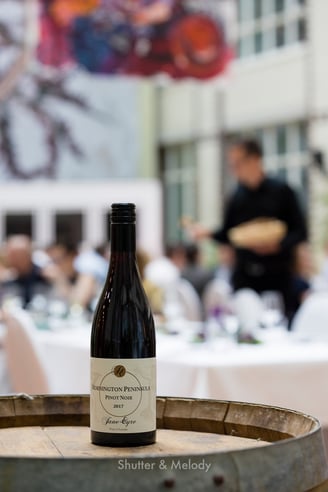 Eine Flasche Mornington Peninsula Pinot Noir bei einer Dinner-Veranstaltung.
