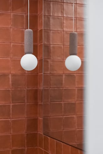 Keramikos studijos vonios kambario interjeras