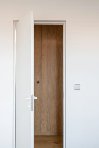 Nematomos durys minimalistiniame interjere