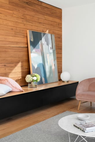 a cozy living room with a feminine pink touch / un salon cosy avec une touche féminine rose/ 