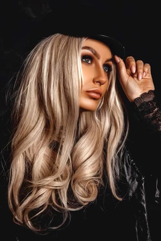 visage femme avec chapeau