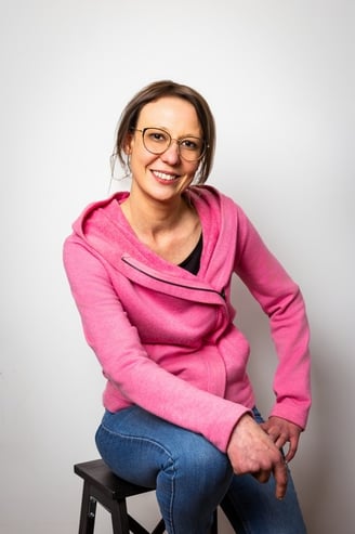 Femme assise sur un tabouret prenant la pose photo