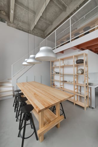 Medžio masyvo stalas