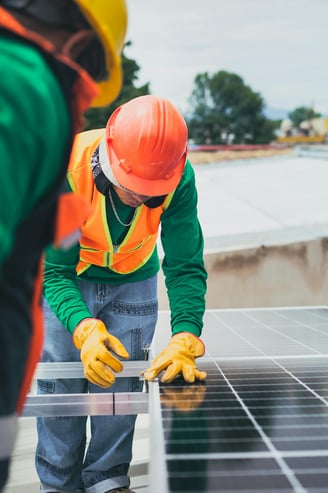 operaio di equipe home che installa i pannelli fotovoltaici a Padova