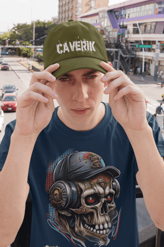 Camiseta da Cavérik com design de grafite em tons vibrantes.
