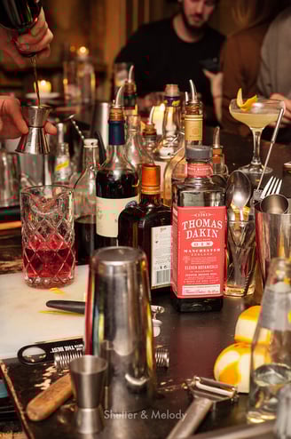 Eine Thomas-Dakin-Flasche zwischen anderen Flaschen in einer Bar.