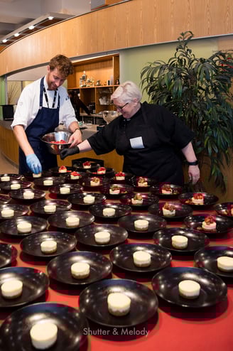 Jane Ingrid und Adam Davidson beim Verzieren von Käsekuchen.