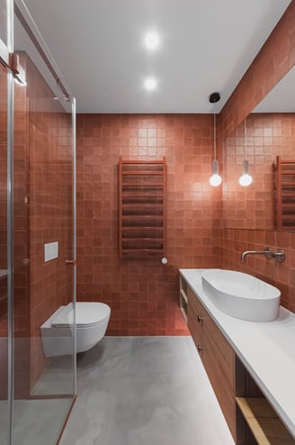 Keramikos studijos vonios kambario interjeras