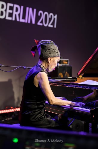 Aki Tekase spielt auf einem Klavier.