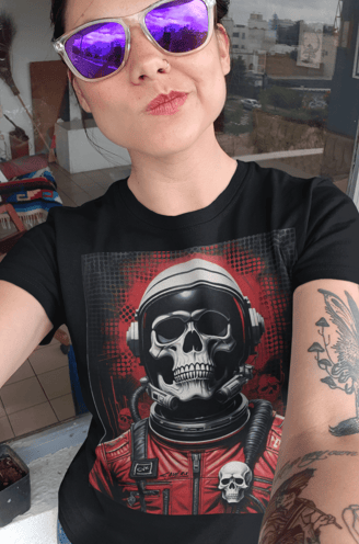 Mulher vestindo uma camiseta de caveira com detalhes em neon, em um estilo urbano e moderno.