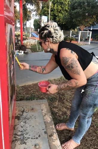 Amanda Amorim criando uma intervenção no Centro Cultural Barra do Garças