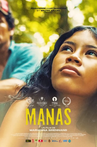 affiche du film brésilien Manas. Tielle en gros plan, le regard vers le ciel. Son père derrière elle