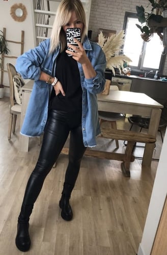 Chaqueta de jean con leggins de cuero y botas