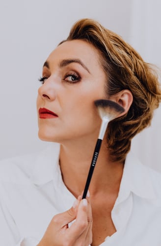 Maquiagem Profissional: Além de suas habilidades como cabeleireira e extensionista, Amanda Amorim ma