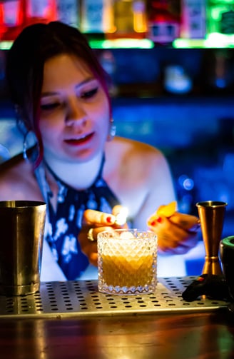 mujer en bar fotografiada profesionalmente