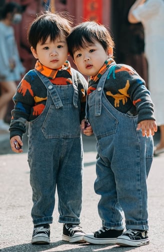 Rongzhiyue: Two children in denim overalls