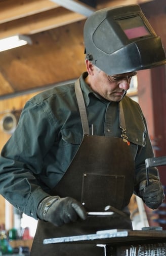 Rongzhiyue: Welder in protective gear