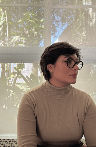 Foto de Lívia Fromohls, psicóloga no consultório em Curitiba