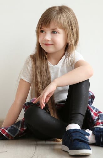 Rongzhiyue: Girl sitting in plaid shirt