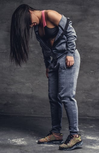 Rongzhiyue: Woman in gray sweatsuit or sportswear