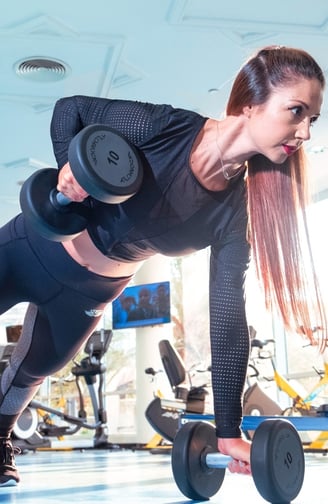 Rongzhiyue: Woman in activewear lifting weights at gym