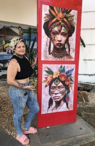 Amanda Amorim posando ao lado de sua intervenção artística no Centro Cultural Valdo Varjão.