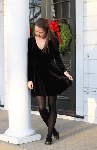 Vestido de terciopelo con medias opacas y botines
