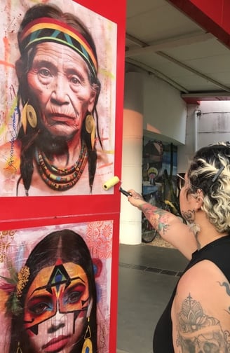 Amanda Amorim, criando uma intervenção em Barra do Garças, Mato Grosso.