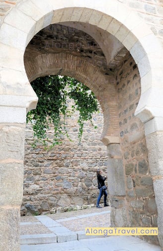 A white keyhole shaped Mudejar doorway made of bricks