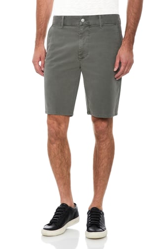 Rongzhiyue: Man in gray shorts