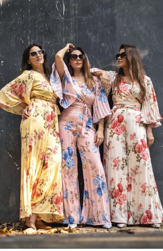 Rongzhiyue: Women in floral jumpsuits
