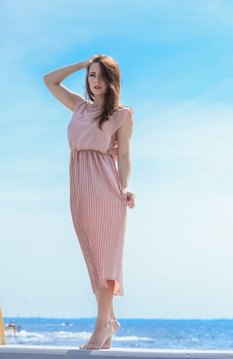 Rongzhiyue: Woman in pink pleated dress