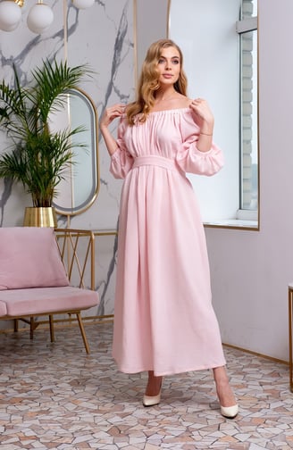 Rongzhiyue: Woman in flowing pink dress